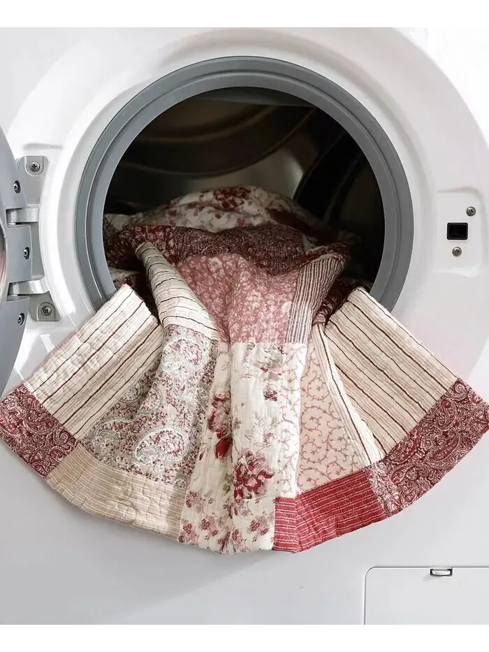 Комплект двусторонних хлопковых одеял Celina в стиле пэчворк Laura Ashley — изображение 6 из 9, бежевый