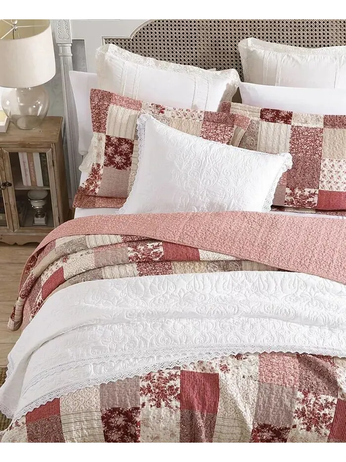 Комплект двусторонних хлопковых одеял Celina в стиле пэчворк Laura Ashley — изображение 8 из 9, бежевый