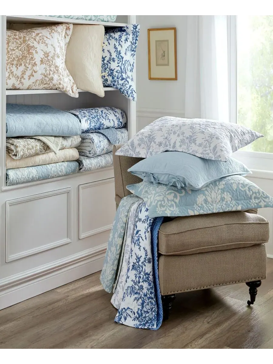 Комплект из трех двусторонних стеганых одеял Flora Cotton, размер King Laura Ashley — изображение 9 из 9, синий