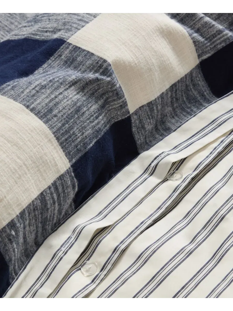 Комплект стеганого пододеяльника с наволочками Highland Plaid Levtex Home — изображение 6 из 7, темно-синий