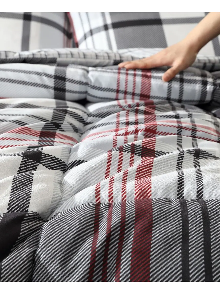 Комплект постельного белья Normandy Plaid Micro Suede Down Alternative из 3 предметов — изображение 6 из 10, черный красный