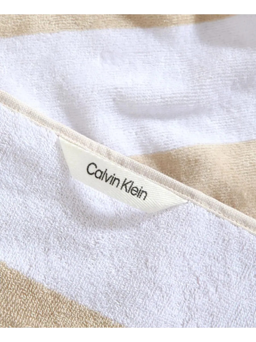 Calvin Klein набор хлопковых пляжных полотенец с логотипом в полоску, 2 предмета — изображение 4 из 5, бежевый белый