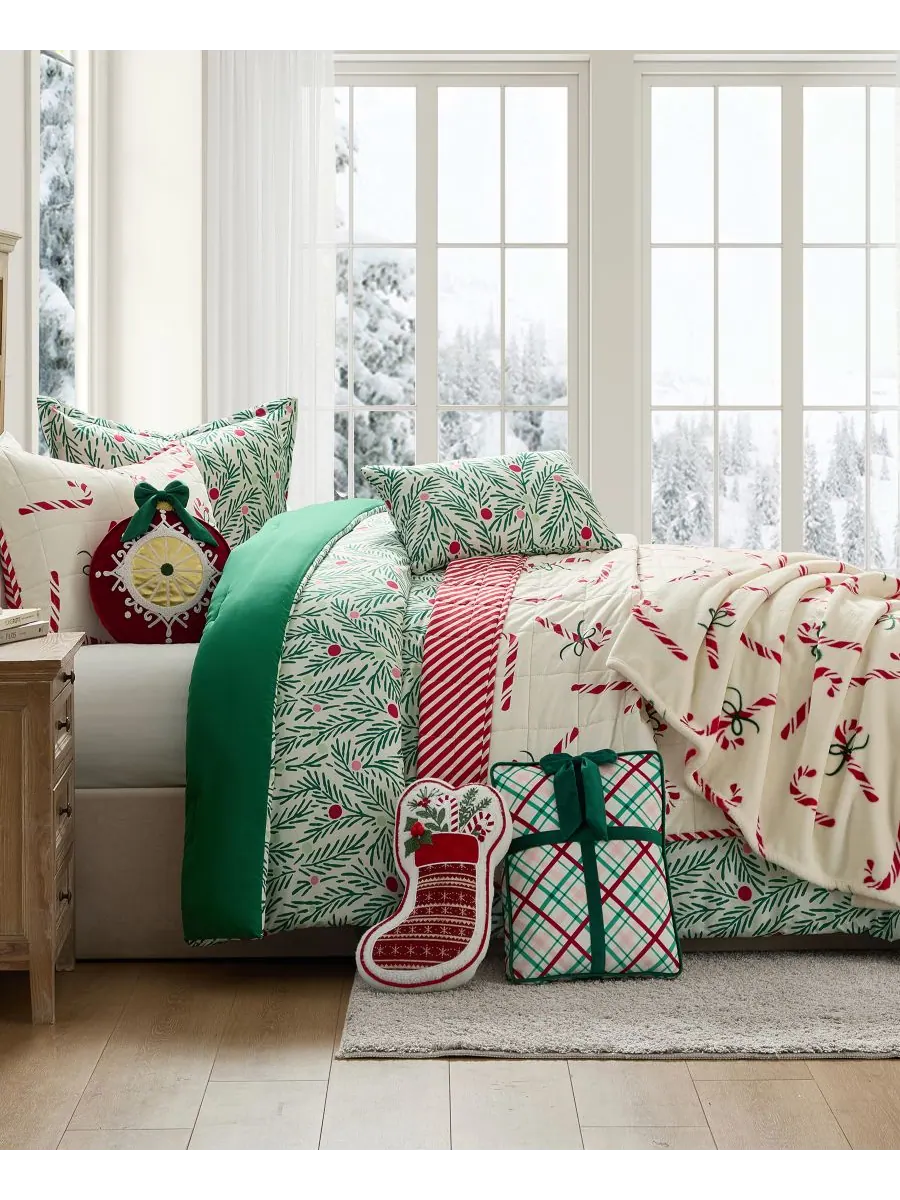 Праздничный комплект постельного белья Green Branches, 4 предмета, размер King Hallmark Bedding — изображение 7 из 8, зеленый