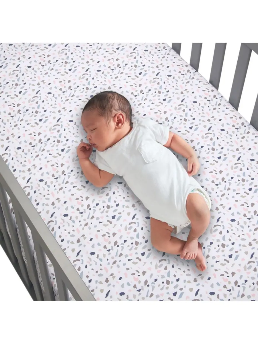 Простыня на резинке для детской кроватки Baby Signature Terrazzo Abstract из органического хлопка — изображение 2 из 4, белый