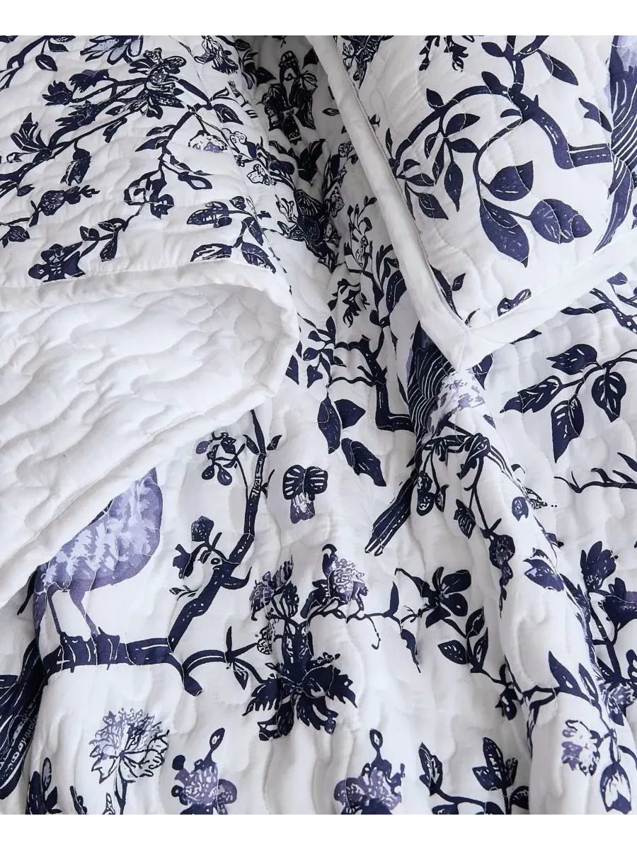 Комплект стеганого покрывала Ava Floral с наволочками, 3 предмета, King Brooklyn Loom — изображение 4 из 5, белый синий