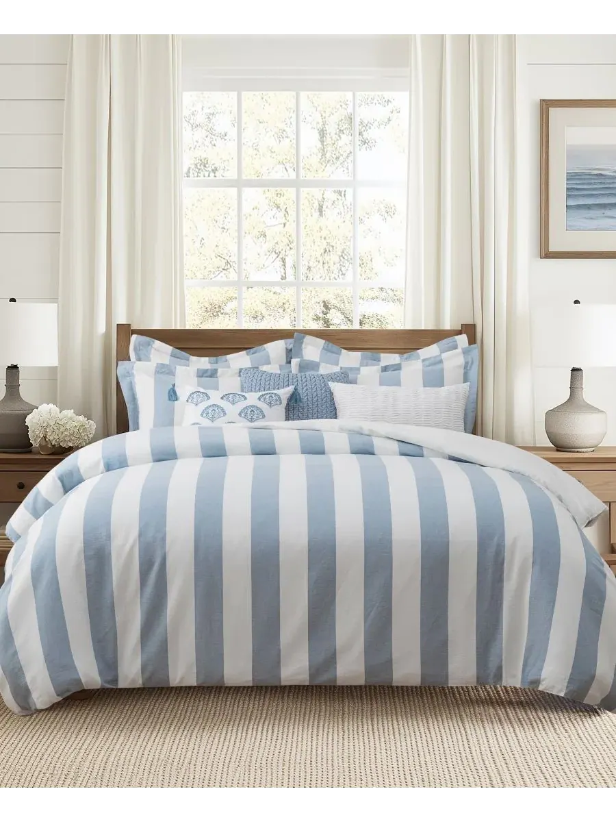 Комплект стеганого одеяла с подушками Cabana Woven Stripe Reversible Levtex Home — изображение 2 из 5, синий