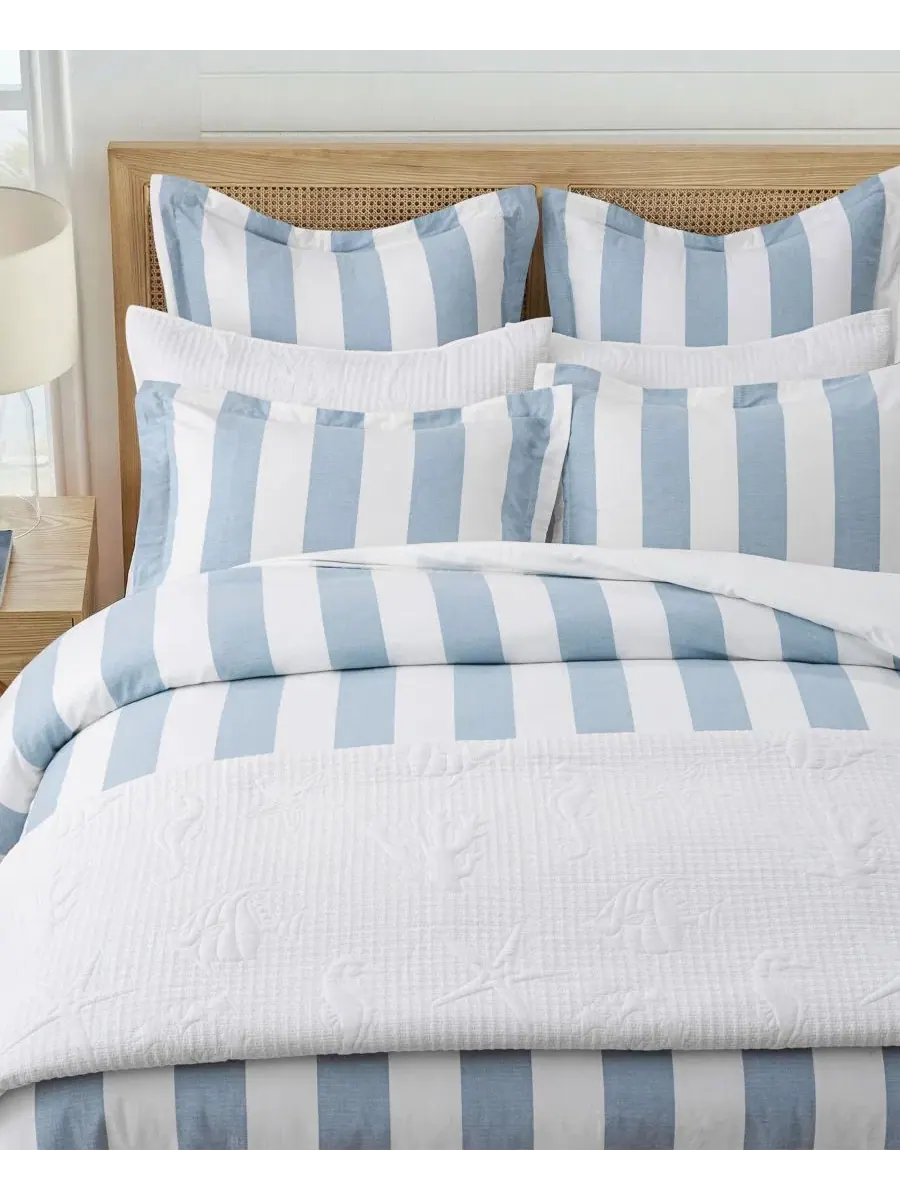 Комплект стеганого одеяла с подушками Cabana Woven Stripe Reversible Levtex Home — изображение 3 из 5, синий