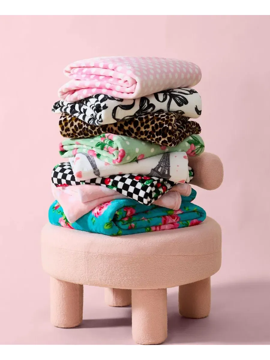 Плед из плюша с омбре-принтом, 178 x 127 см Betsey Johnson — изображение 5 из 5, розовый