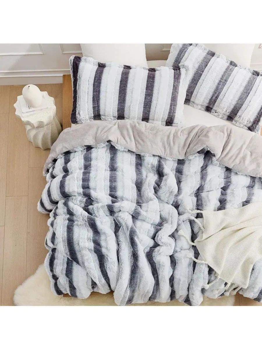 Комплект одеял с плюшевым кроликом Oversized Coma Inducer — изображение 3 из 4, серый