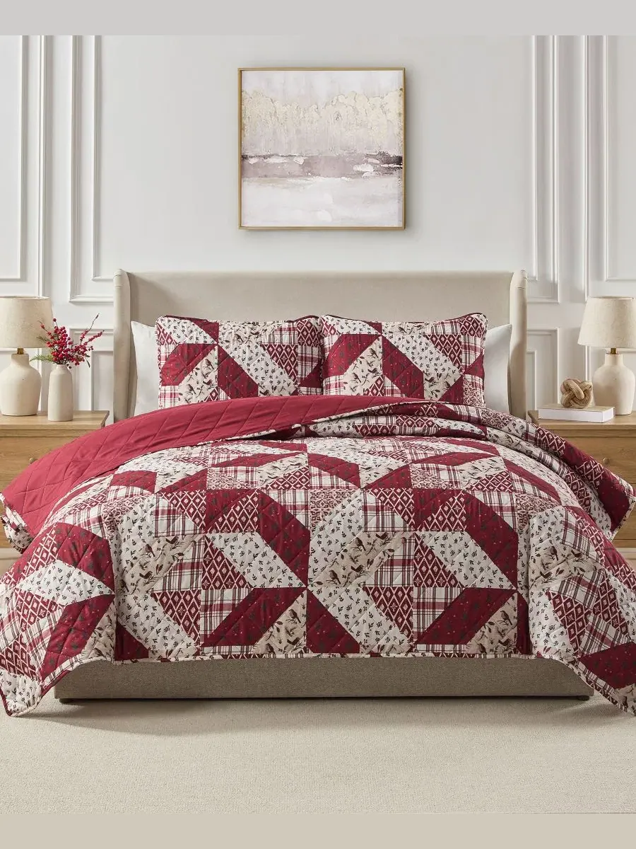 Стеганый комплект с пэчворком Cardinal Patchwork Quilted 3-Piece Quilt Set Seventh Studio — красный