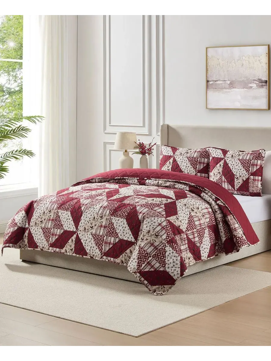 Стеганый комплект с пэчворком Cardinal Patchwork Quilted 3-Piece Quilt Set Seventh Studio — изображение 2 из 5, красный