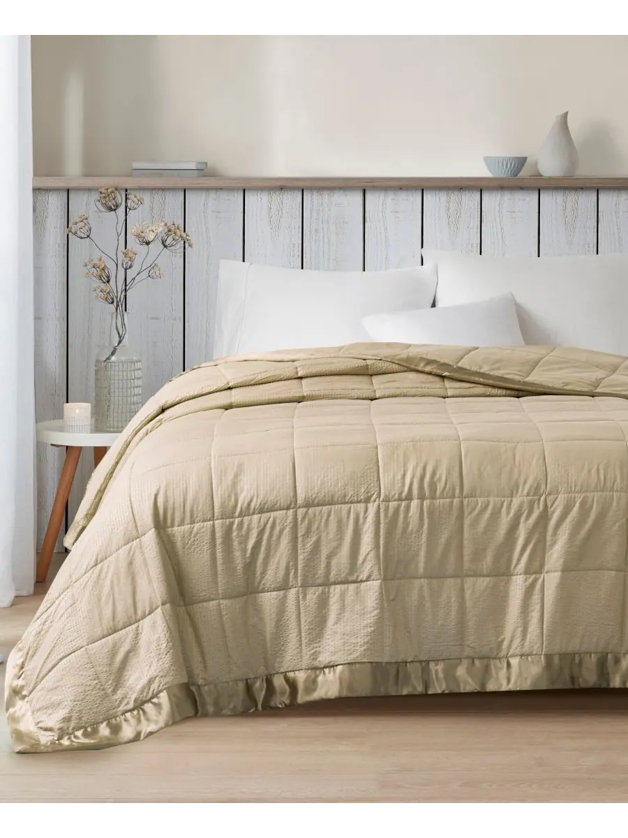 Одеяло Cambria Oversized с наполнителем из искусственного пуха и атласной отделкой, размер — изображение 1 из 5, тауп