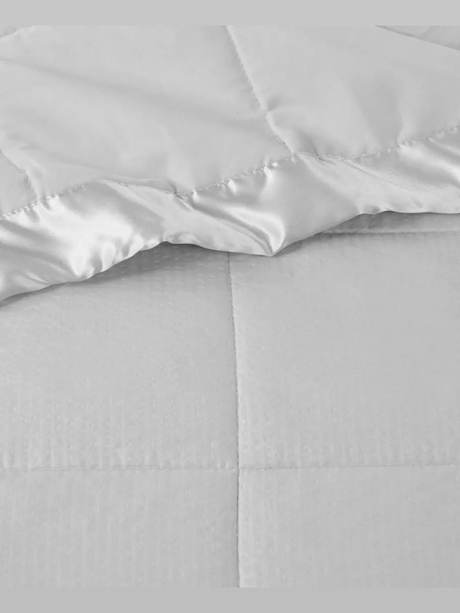 Одеяло Cambria Oversized с наполнителем из искусственного пуха и атласной отделкой, размер — изображение 3 из 5, серый