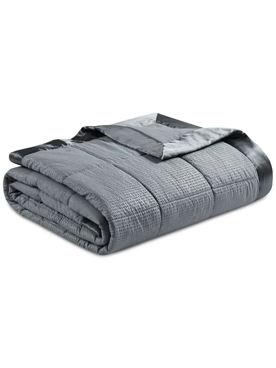 Одеяло Cambria Oversized с наполнителем из искусственного пуха и атласной отделкой, размер — изображение 4 из 5, темно-серый