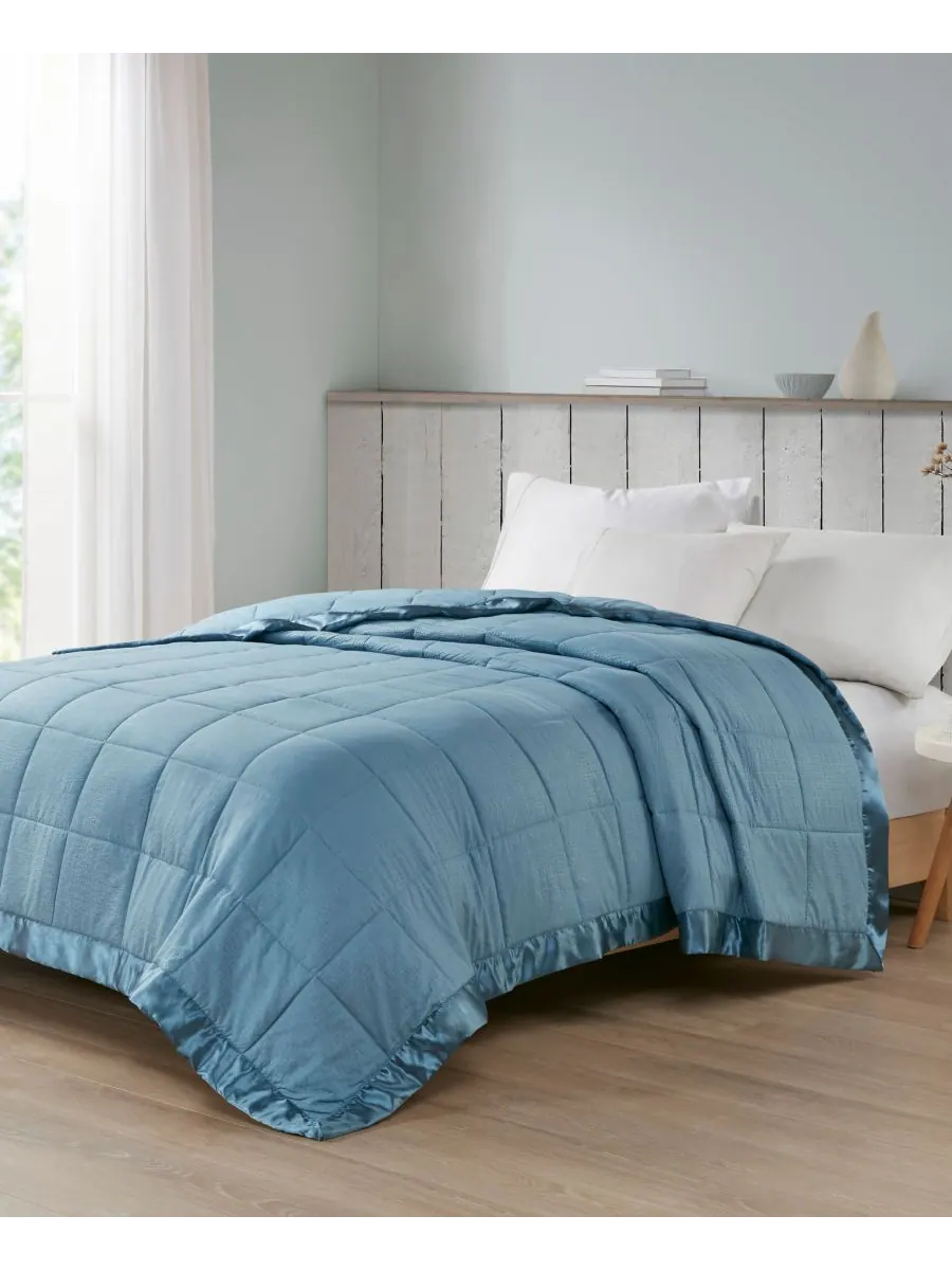 Одеяло Cambria Oversized с наполнителем из искусственного пуха и атласной отделкой, размер — изображение 2 из 5, синий