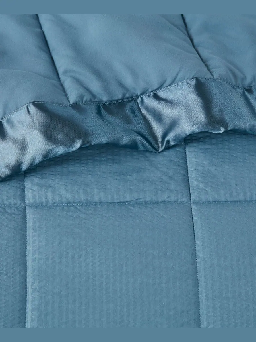 Одеяло Cambria Oversized с наполнителем из искусственного пуха и атласной отделкой, размер — изображение 3 из 5, синий