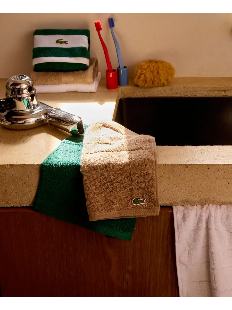 Хлопковое полотенце для рук heritage croc scale, 40 см x 76 см. Lacoste Home — изображение 8 из 8, белый