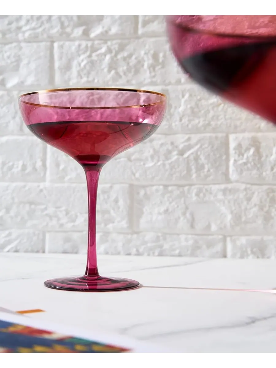 Набор из 2 бокалов-купе с позолоченной окантовкой The Wine Savant — изображение 5 из 6, фиолетовый