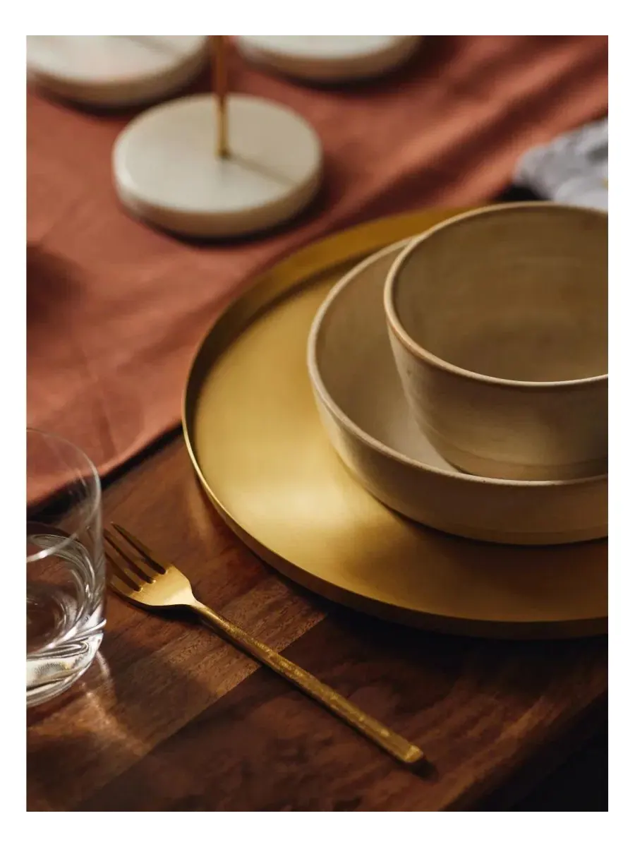 Сервировочное блюдо 30 см из латуни Heirloom Brass Serving Plate Fleck — изображение 3 из 3, золото