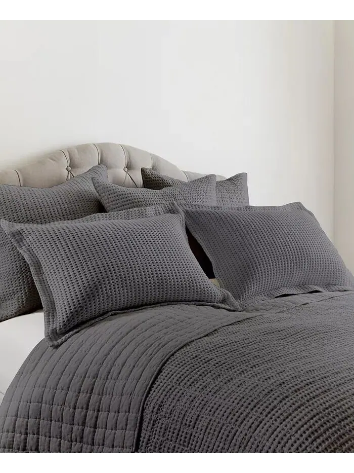 Декоративная подушка Delissa с бархатной вышивкой, 14 x 18 дюймов Levtex — изображение 4 из 5, темно-серый