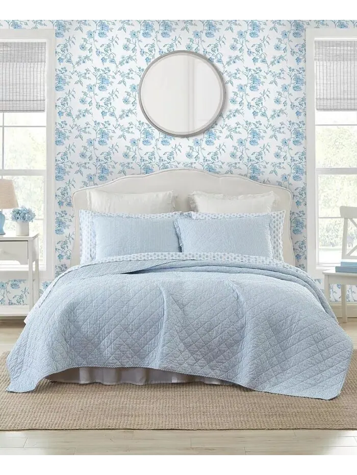 Двусторонние одеяла в полоску с оксфордской полоской Laura Ashley — изображение 1 из 8, синий/белый