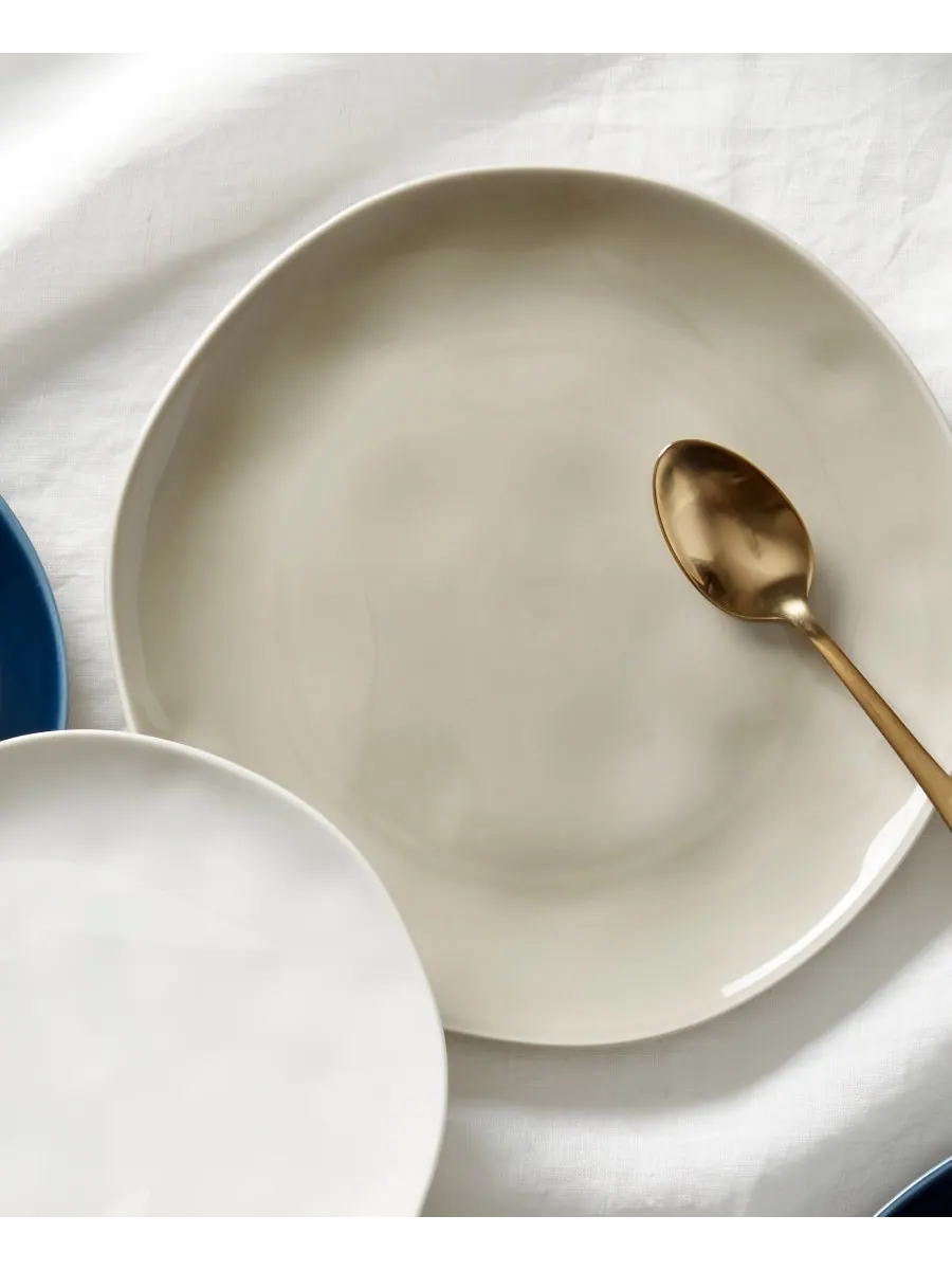 Набор из 4 однотонных обеденных тарелок Bay Colors Lenox — изображение 3 из 7, серый