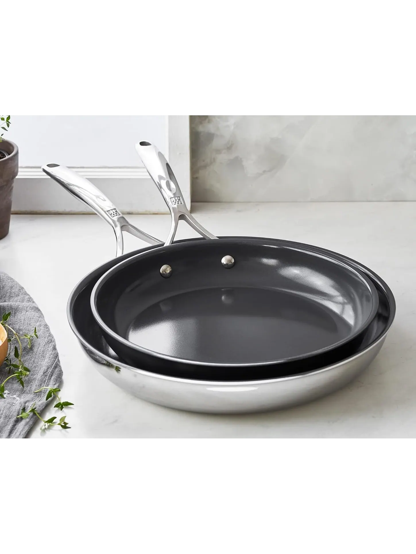 Набор сковород ZWILLING Energy Plus, 2 предмета, 25/30 см — изображение 5 из 7, серебристый
