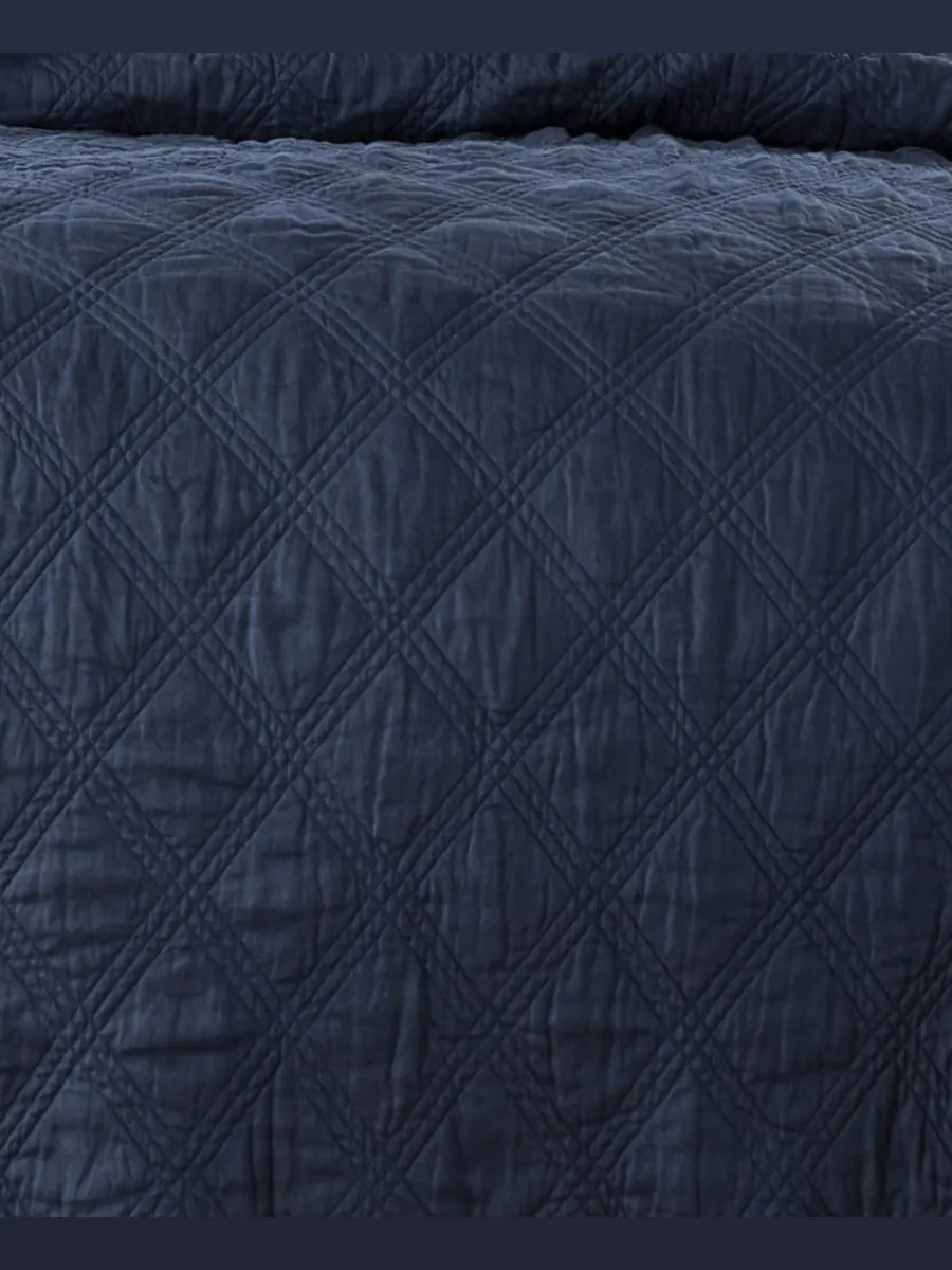 Стеганое одеяло из стираного льна с мягкой текстурой, размер twin/twin xl Levtex — изображение 2 из 6, темно-синий