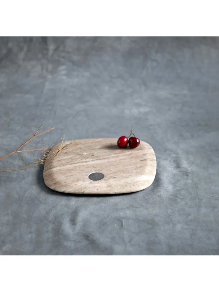 Сервировочная доска из мрамора Granada Square Board The Collective Home — изображение 2 из 3, серый