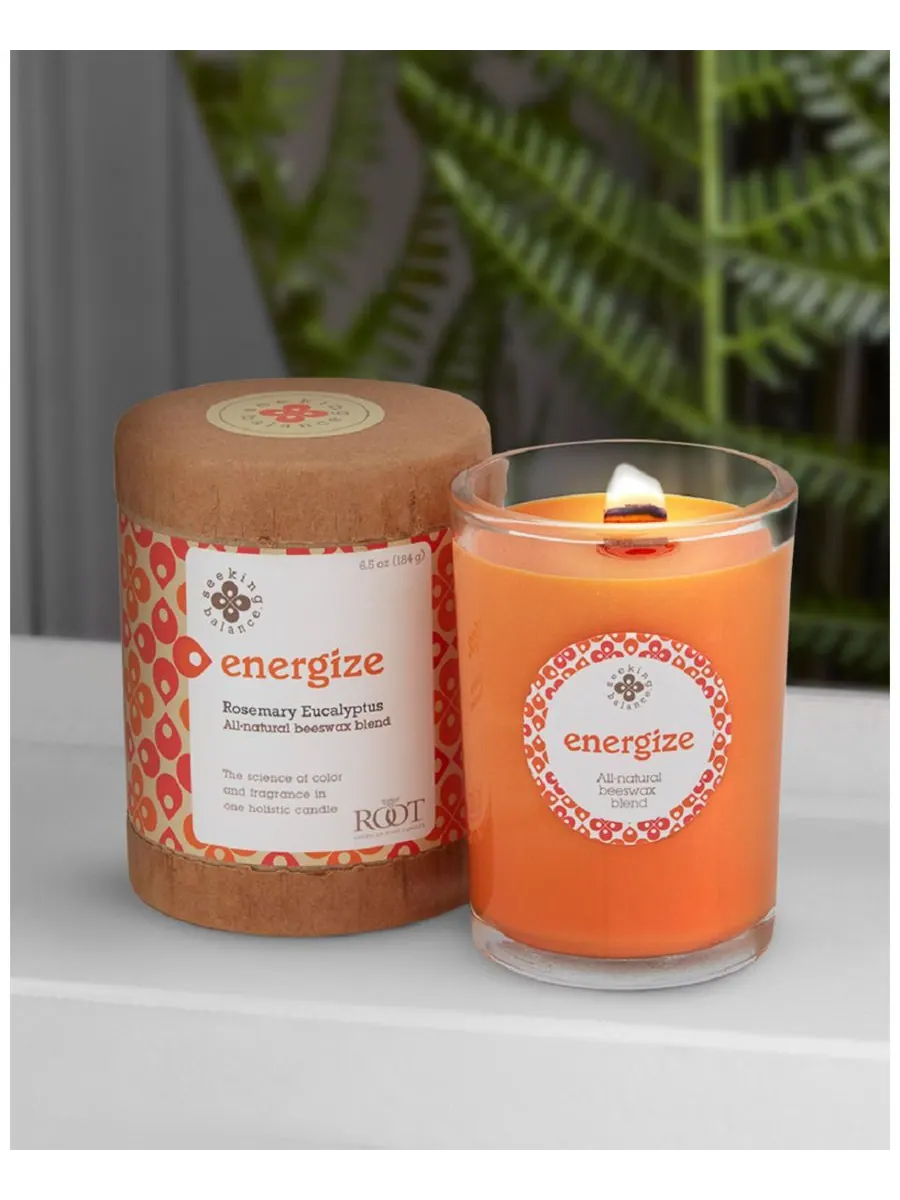 Ароматическая свеча Seeking Balance Energize Rosemary Eucalyptus в баночке, 173 мл (6,5 унций) ROOT — изображение 2 из 3