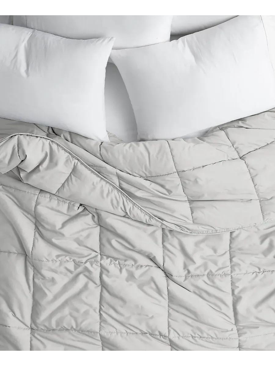 Премиальное одеяло с наполнителем, имитирующим пух, размер King Southshore Fine Linens — изображение 2 из 5, светлый серый