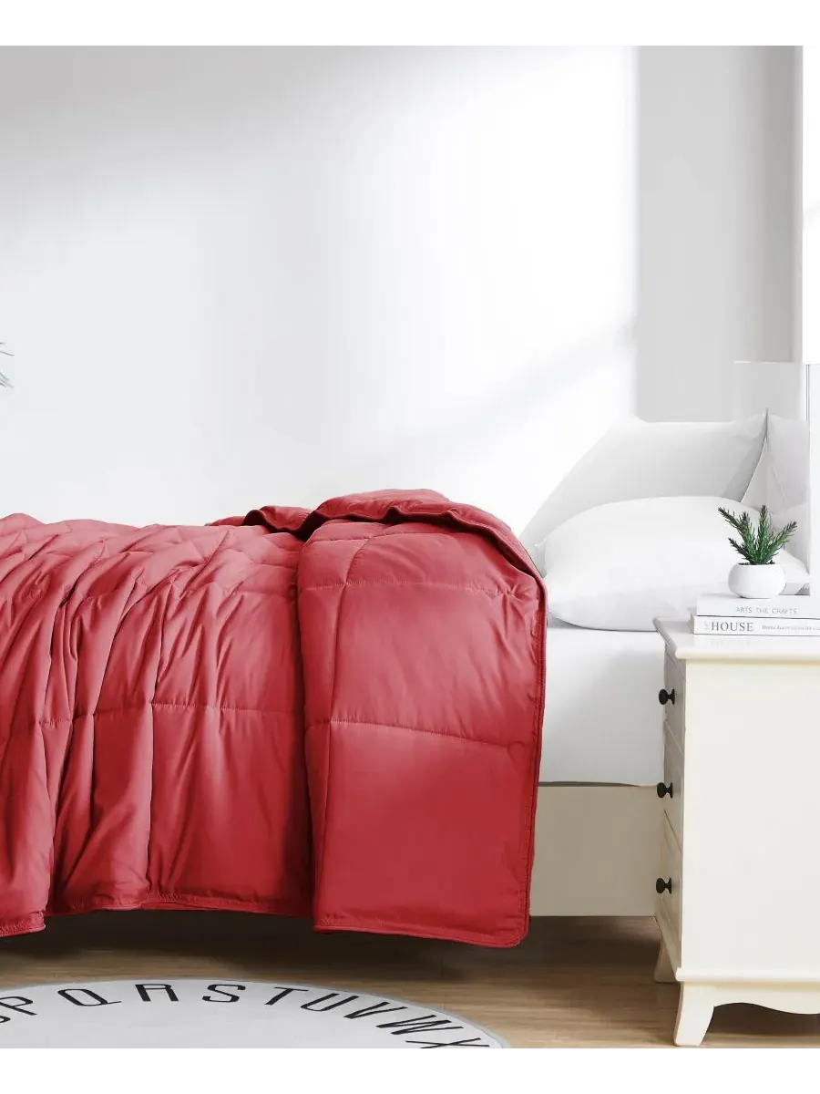 Премиальное одеяло с наполнителем, имитирующим пух, размер King Southshore Fine Linens — изображение 3 из 5, темный красный