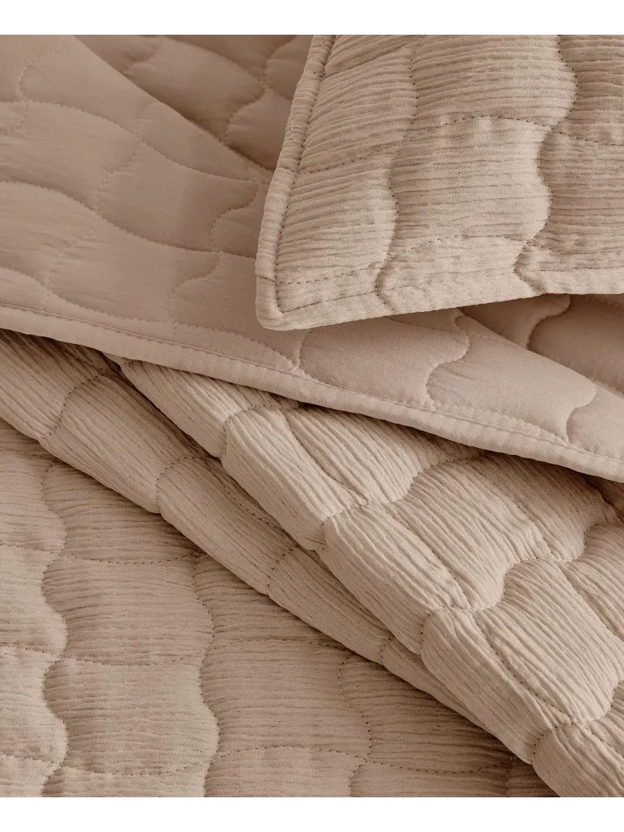 Стеганое одеяло из gauze-ткани с наволочками, модель Wave Stitched Linery & Co — изображение 2 из 7, кость