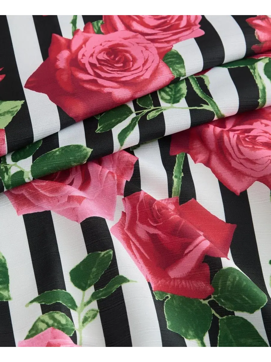 Шторка для ванной с принтом Avantgarde Rose Betsey Johnson — изображение 3 из 4, белый розовый зеленый