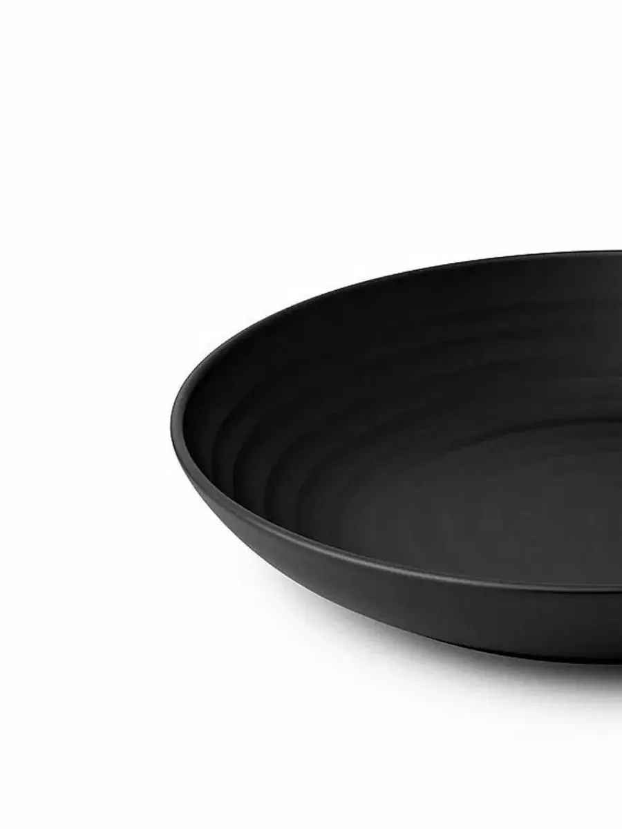Набор обеденных тарелок Ribbed Coupe из пшеничной соломки, 8 шт Abode Homewares — изображение 4 из 6, черный