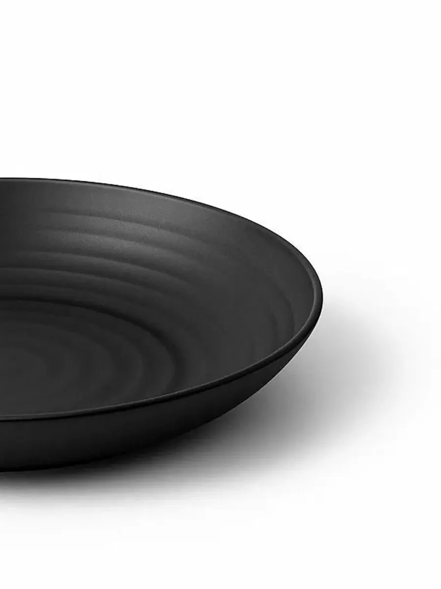 Набор обеденных тарелок Ribbed Coupe из пшеничной соломки, 8 шт Abode Homewares — изображение 5 из 6, черный
