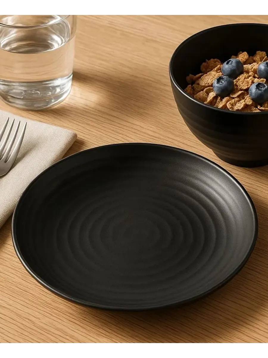 Набор обеденных тарелок Ribbed Coupe из пшеничной соломки, 8 шт Abode Homewares — изображение 6 из 6, черный