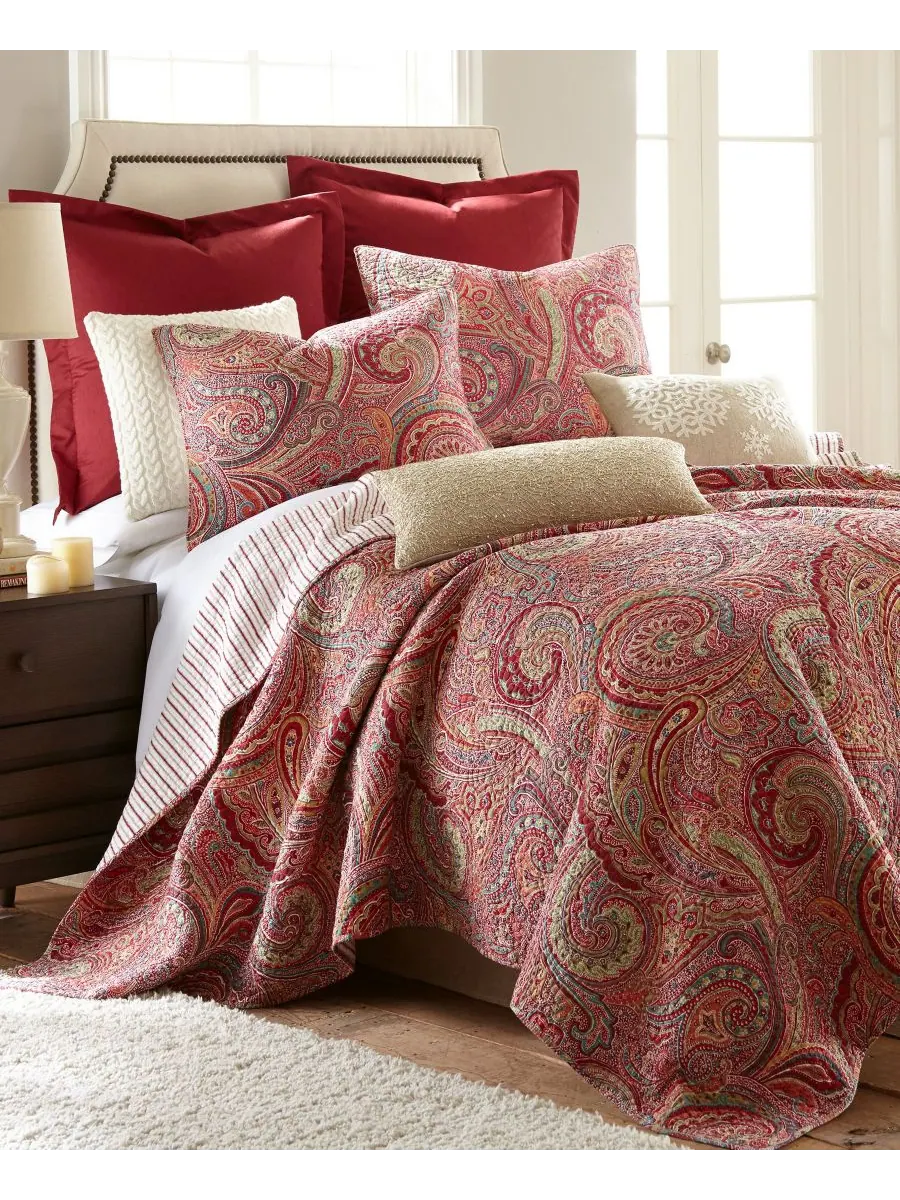 Двустороннее одеяло Spruce Paisley, 3 предмета, размер Full/Queen Levtex — изображение 3 из 3, красный
