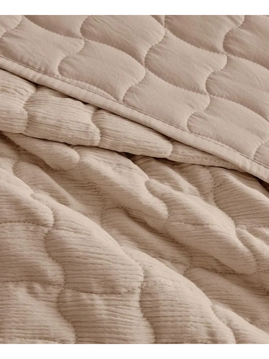 Стеганое одеяло из gauze-ткани с наволочками, модель Wave Stitched Linery & Co — изображение 3 из 7, кость