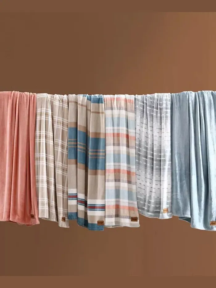 Коллекция ультрамягких плюшевых одеял Glen Canyon Stripe Wrangler — изображение 4 из 5, песочный