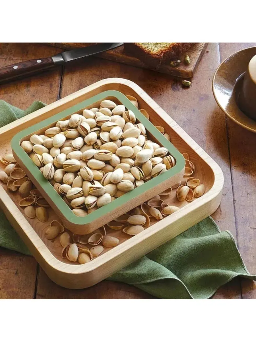 Сервировочная тарелка для фисташек с поддоном Pistachio Pedestal Nut Bowl Uncommon Goods — изображение 3 из 4, писташковый