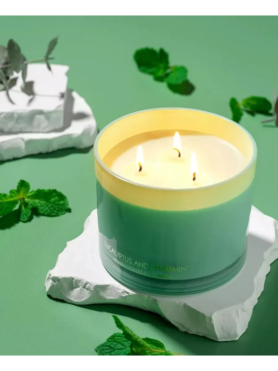 Набор из 2 свечей из соевого воска с триммером, 350 г, Eucalyptus and Spearmint Lovery — изображение 2 из 4, зеленый