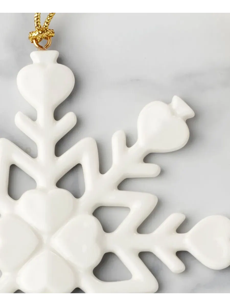 Елочная игрушка-такси с принтом снежинок Be Jolly Snowflake kate spade new york — изображение 4 из 5, белый