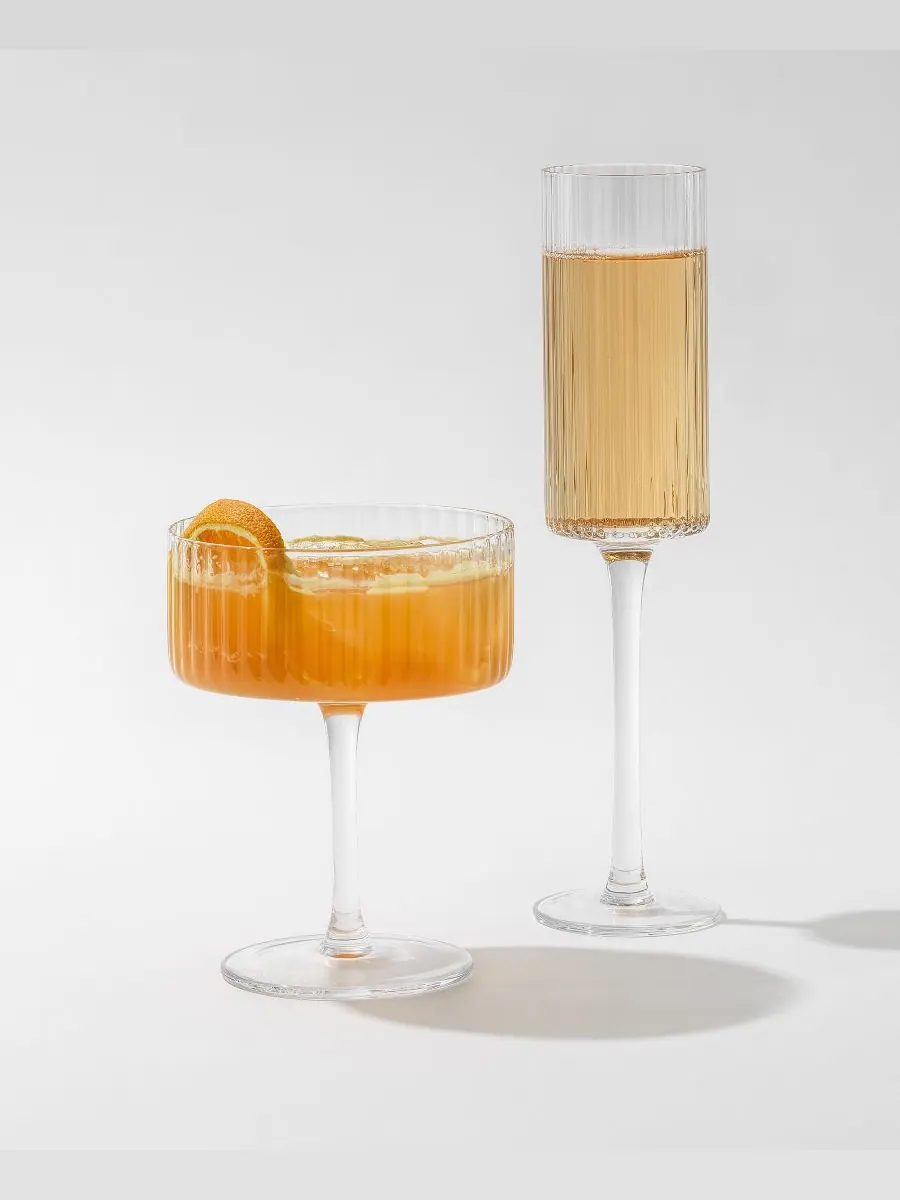 Набор из 2 бокалов для мартини Elle Fluted Coupe JoyJolt — изображение 3 из 4, прозрачный
