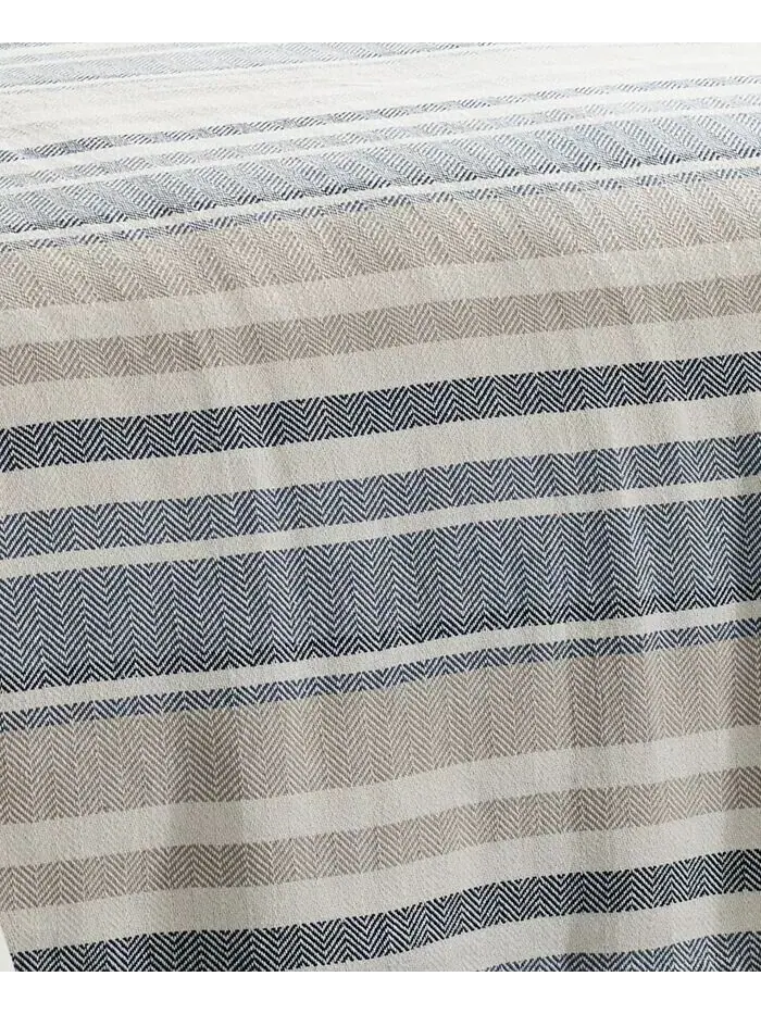 Синее одеяло в полоску «елочка» Eddie Bauer — изображение 5 из 7, синий
