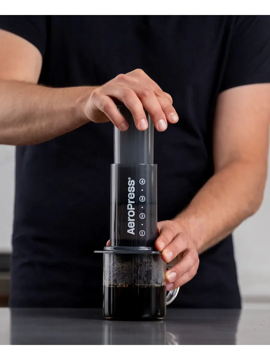 Кофеварка для путешествий на одну чашку с технологией 3-в-1 Aeropress — изображение 3 из 4, серый