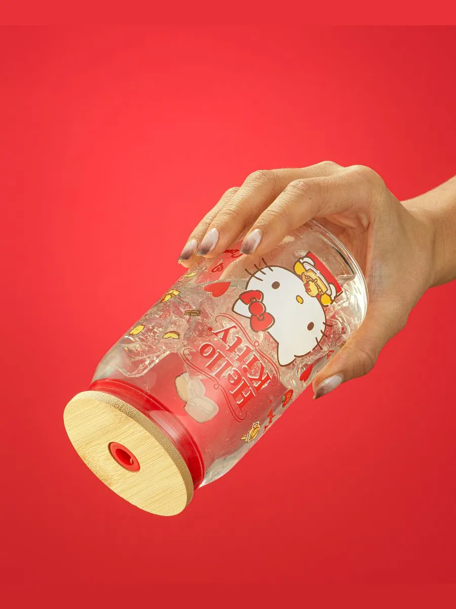 Любимый вкус Hello Kitty и ее друзей. Стеклянный стакан в форме банки Hello Kitty с деревянной — изображение 5 из 10, мульти