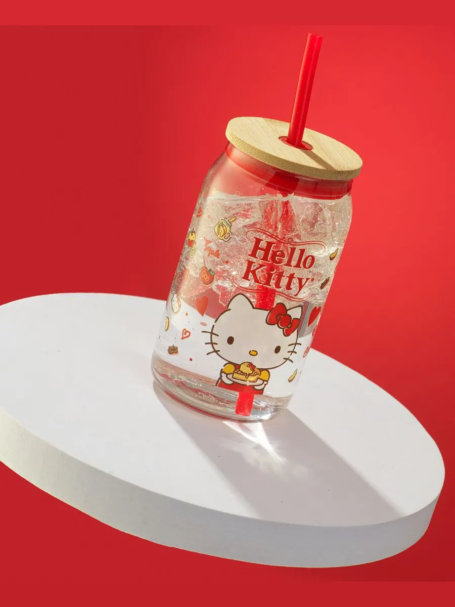 Любимый вкус Hello Kitty и ее друзей. Стеклянный стакан в форме банки Hello Kitty с деревянной — изображение 6 из 10, мульти