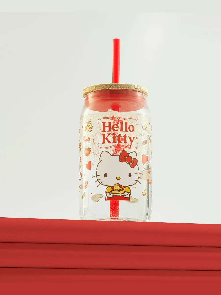 Любимый вкус Hello Kitty и ее друзей. Стеклянный стакан в форме банки Hello Kitty с деревянной — изображение 9 из 10, мульти