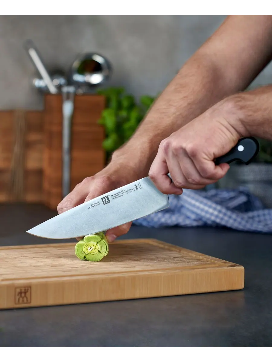 Набор кухонных ножей ZWILLING Pro, 3 предмета, шеф-нож/универсальный серрейторный/овощной — изображение 2 из 6, нет цвета
